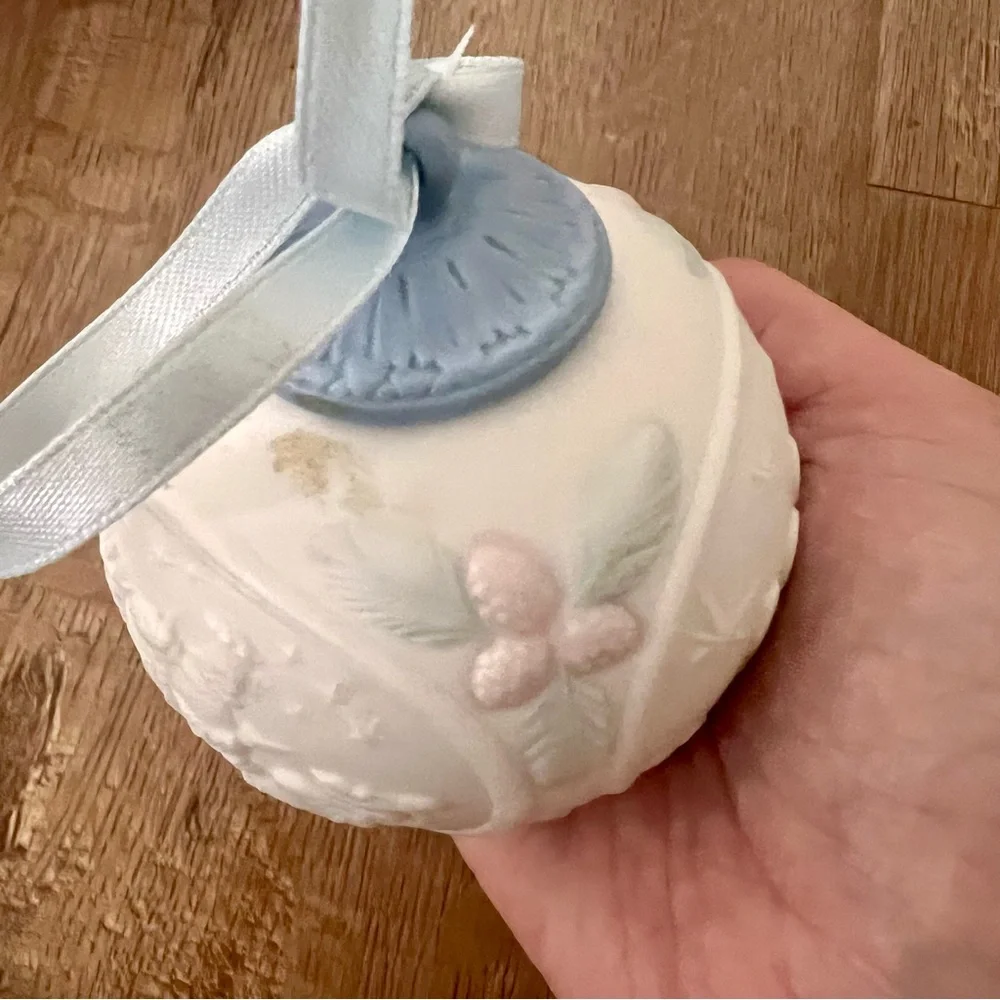 Lladro Bola Navidad 1993‎ Christmas Holiday Porcelain Ball Ornament 16009 Boxed